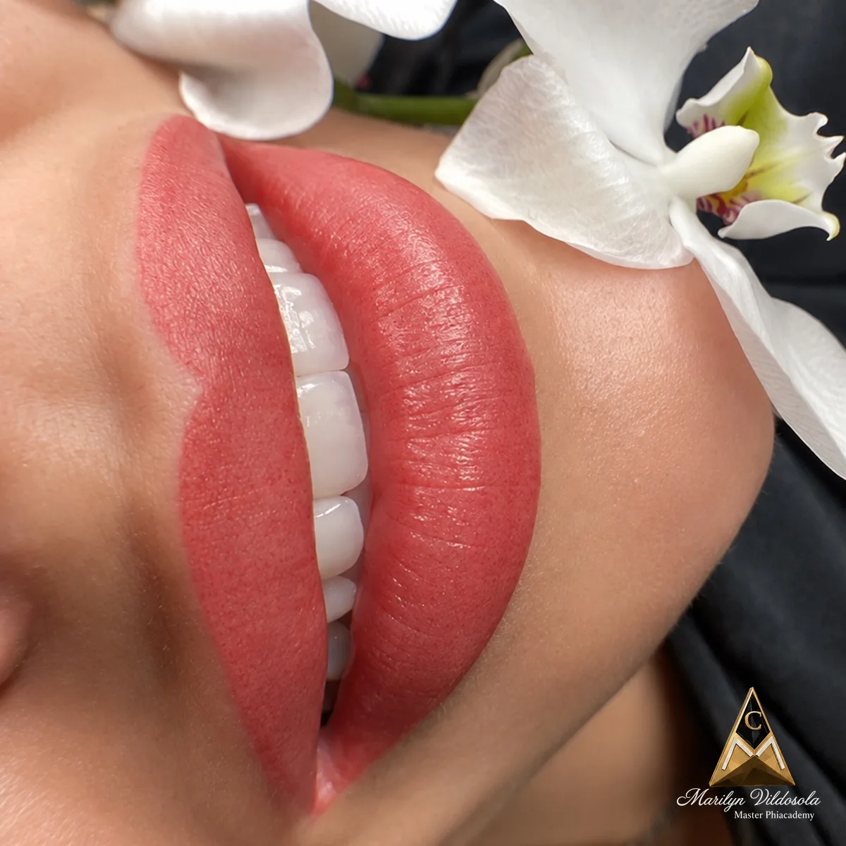 Ampliar fotografía Lip blush en Miami, labios con color coral y contorno definido, por Marilyn Vildosola